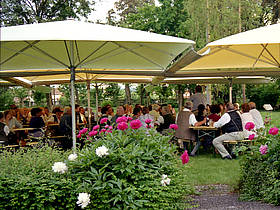 Sommerabend unter den Schirmen im Volksmusikarchiv